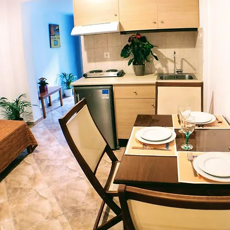 Ippoliti Village מלון דירות 3*