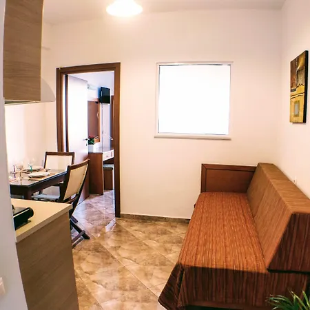 Ippoliti Village מלון דירות 3*