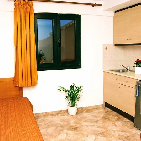 Ippoliti Village Ξενοδοχείο με διαμερίσματα 3*